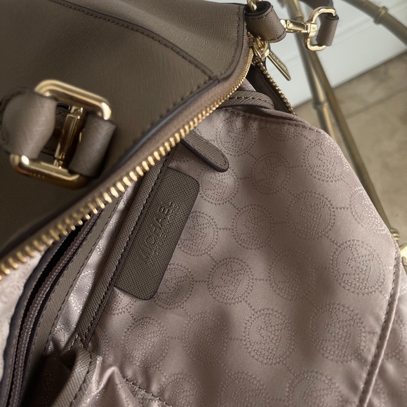 New! Micheal kors Bedford' Saffiano Leather satchel - Picture 9 of 9
